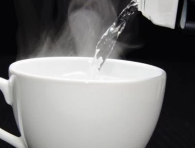 Αυτά είναι τα οκτώ οφέλη του να πίνετε ζεστό νερό